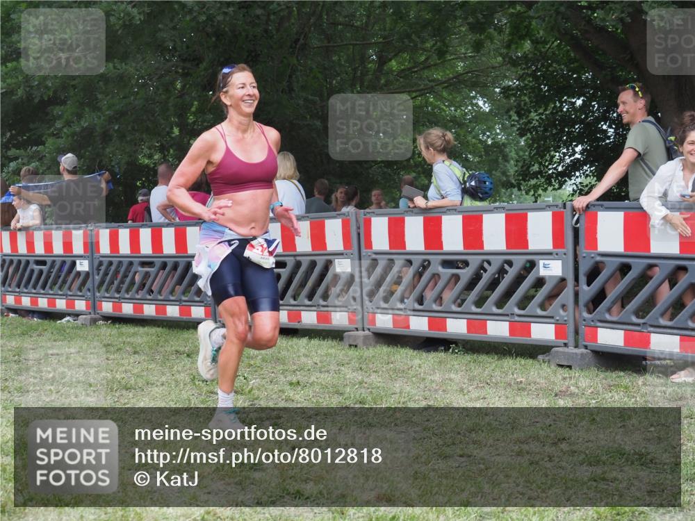 21.06.2025 - 27. Vierlanden-Triathlon KatJ http://msf.ph/oto/8012818 15.06.2025 13:09:41 Ziel 225, 716 meine-sportfotos.de