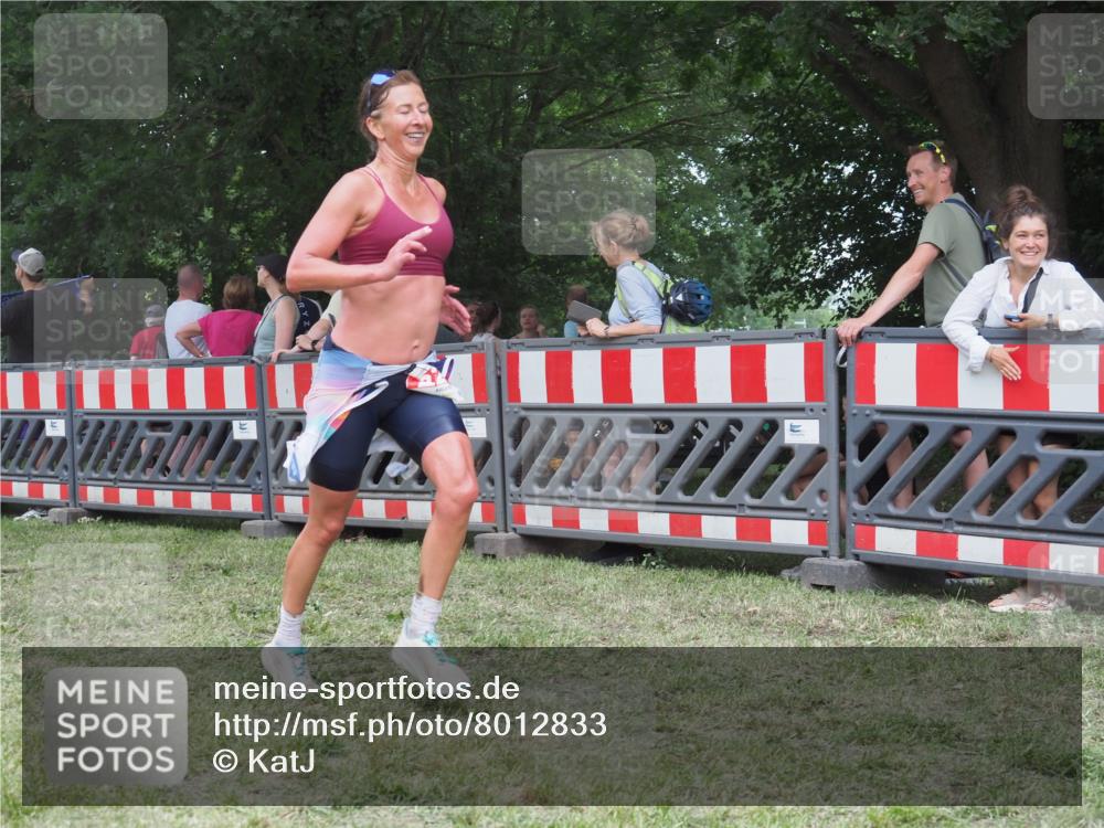 21.06.2025 - 27. Vierlanden-Triathlon KatJ http://msf.ph/oto/8012833 15.06.2025 13:09:41 Ziel 225, 716 meine-sportfotos.de