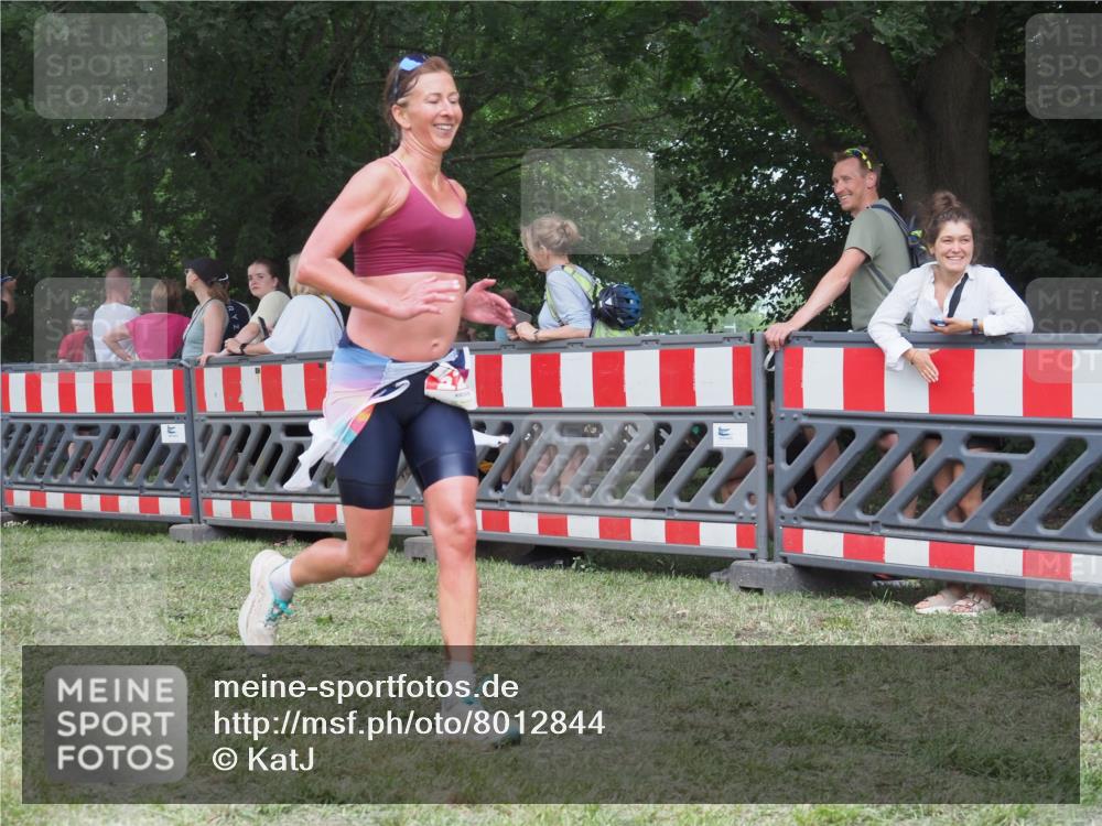 21.06.2025 - 27. Vierlanden-Triathlon KatJ http://msf.ph/oto/8012844 15.06.2025 13:09:41 Ziel 225, 716 meine-sportfotos.de