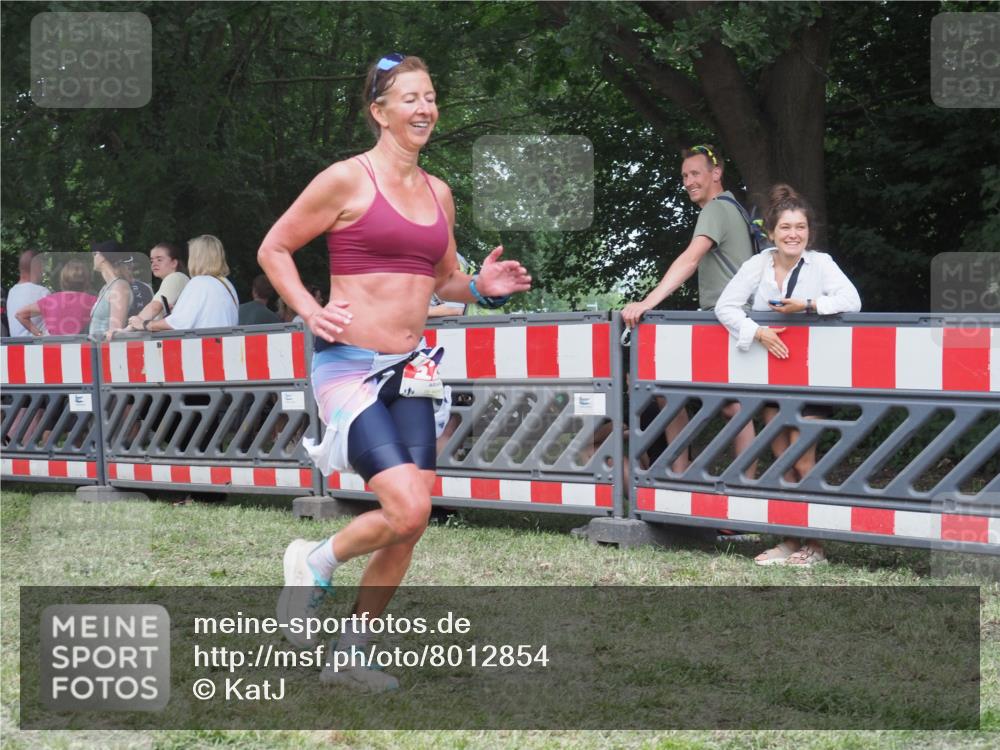 21.06.2025 - 27. Vierlanden-Triathlon KatJ http://msf.ph/oto/8012854 15.06.2025 13:09:42 Ziel 225, 716 meine-sportfotos.de