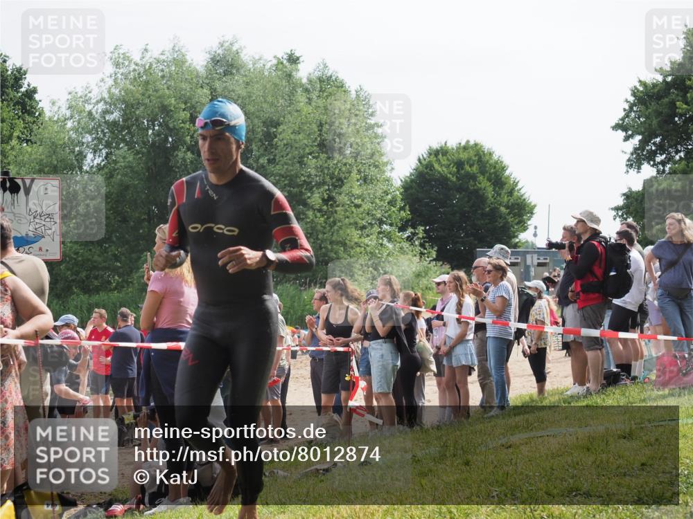 15.06.2025 - 27. Vierlanden-Triathlon KatJ http://msf.ph/oto/8012874 15.06.2025 10:14:29 Schwimmen 482, 565, 618 meine-sportfotos.de