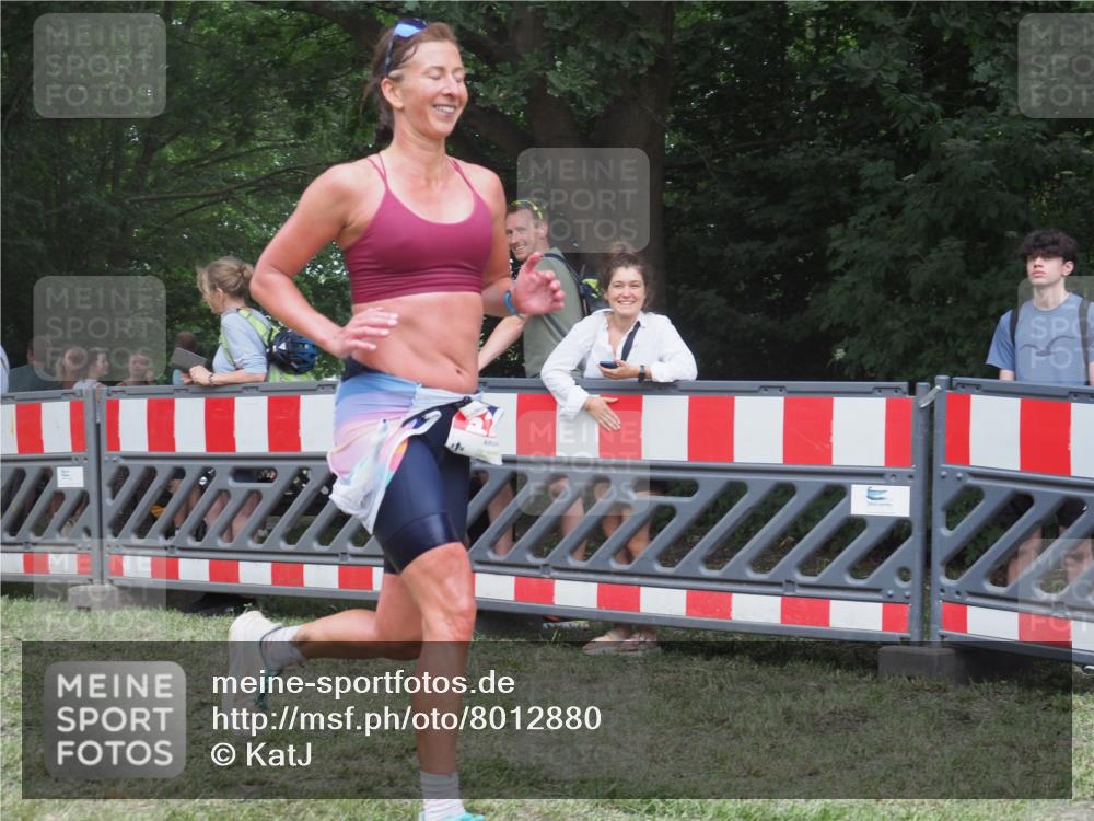 21.06.2025 - 27. Vierlanden-Triathlon KatJ http://msf.ph/oto/8012880 15.06.2025 13:09:42 Ziel 225, 716 meine-sportfotos.de