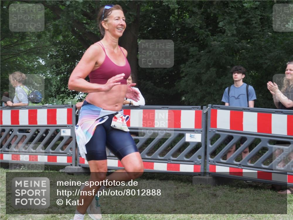 21.06.2025 - 27. Vierlanden-Triathlon KatJ http://msf.ph/oto/8012888 15.06.2025 13:09:42 Ziel 225, 716 meine-sportfotos.de