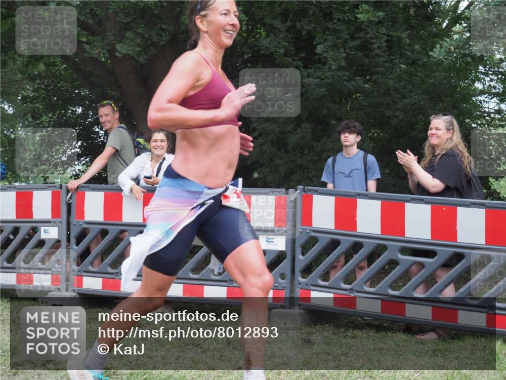 21.06.2025 - 27. Vierlanden-Triathlon KatJ http://msf.ph/oto/8012893 15.06.2025 13:09:42 Ziel 225, 716 meine-sportfotos.de