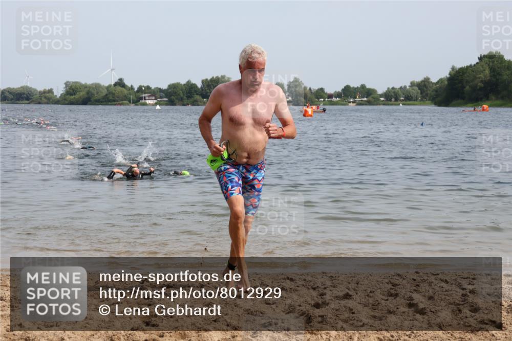 15.06.2025 - 27. Vierlanden-Triathlon Lena Gebhardt http://msf.ph/oto/8012929 15.06.2025 10:13:28 Schwimmen 585, 623 meine-sportfotos.de