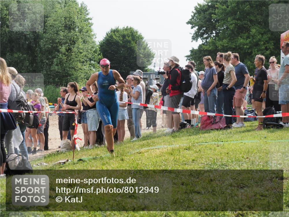 15.06.2025 - 27. Vierlanden-Triathlon KatJ http://msf.ph/oto/8012949 15.06.2025 10:14:37 Schwimmen 565, 609, 615 meine-sportfotos.de