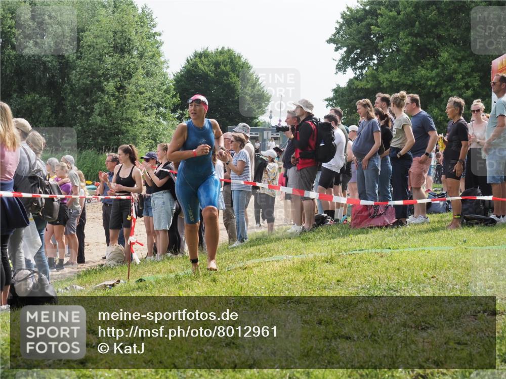 15.06.2025 - 27. Vierlanden-Triathlon KatJ http://msf.ph/oto/8012961 15.06.2025 10:14:38 Schwimmen 565, 609, 615 meine-sportfotos.de