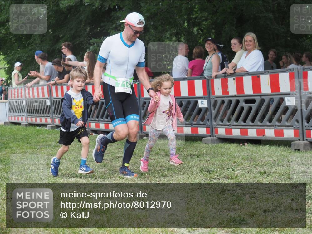 21.06.2025 - 27. Vierlanden-Triathlon KatJ http://msf.ph/oto/8012970 15.06.2025 13:09:50 Ziel 61, 716 meine-sportfotos.de