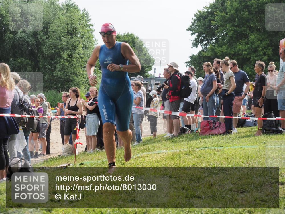 15.06.2025 - 27. Vierlanden-Triathlon KatJ http://msf.ph/oto/8013030 15.06.2025 10:14:39 Schwimmen 565, 609, 615 meine-sportfotos.de