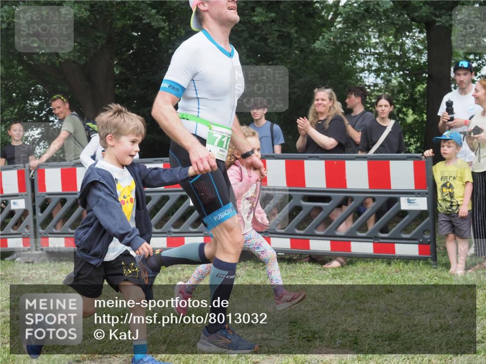 21.06.2025 - 27. Vierlanden-Triathlon KatJ http://msf.ph/oto/8013032 15.06.2025 13:09:52 Ziel 61, 159, 716 meine-sportfotos.de