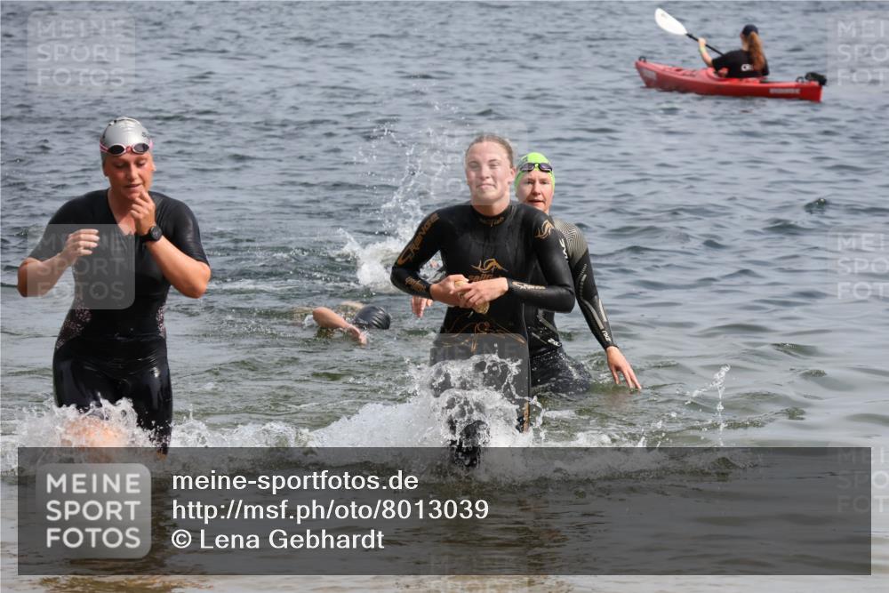 15.06.2025 - 27. Vierlanden-Triathlon Lena Gebhardt http://msf.ph/oto/8013039 15.06.2025 10:13:35 Schwimmen 545, 585, 622, 623 meine-sportfotos.de