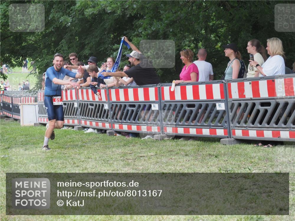 21.06.2025 - 27. Vierlanden-Triathlon KatJ http://msf.ph/oto/8013167 15.06.2025 13:09:57 Ziel 61, 159, 165, 705 meine-sportfotos.de