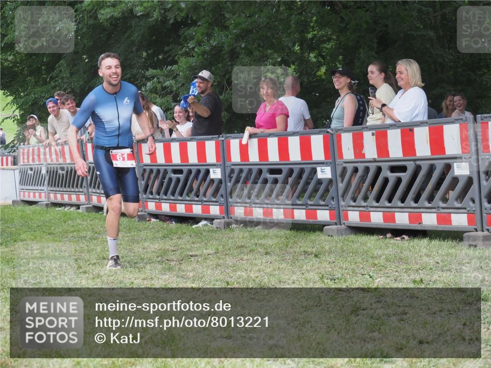 21.06.2025 - 27. Vierlanden-Triathlon KatJ http://msf.ph/oto/8013221 15.06.2025 13:09:58 Ziel 61, 159, 165, 705 meine-sportfotos.de