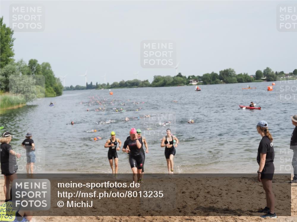 21.06.2025 - 27. Vierlanden-Triathlon MichiJ http://msf.ph/oto/8013235 15.06.2026 10:15:20 Schwimmen 507, 542, 554, 555, 579, 613, 631 meine-sportfotos.de
