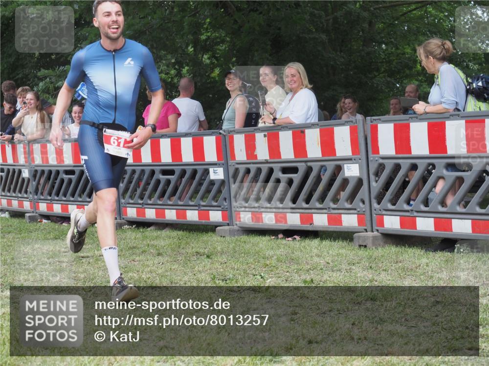 21.06.2025 - 27. Vierlanden-Triathlon KatJ http://msf.ph/oto/8013257 15.06.2025 13:09:59 Ziel 61, 159, 165, 705 meine-sportfotos.de