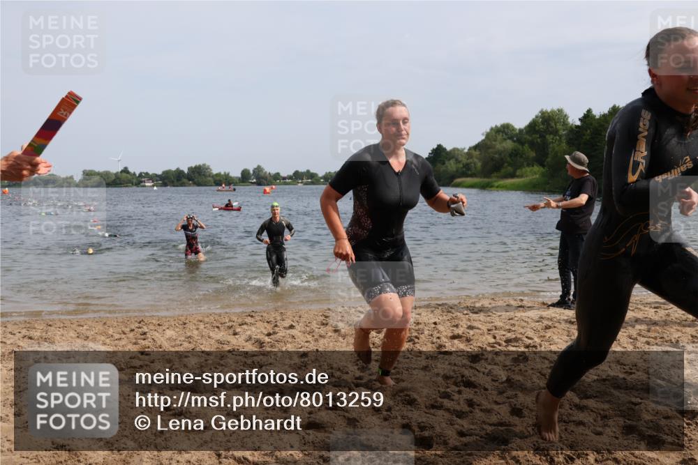 15.06.2025 - 27. Vierlanden-Triathlon Lena Gebhardt http://msf.ph/oto/8013259 15.06.2025 10:13:40 Schwimmen 513, 540, 545, 585, 622 meine-sportfotos.de