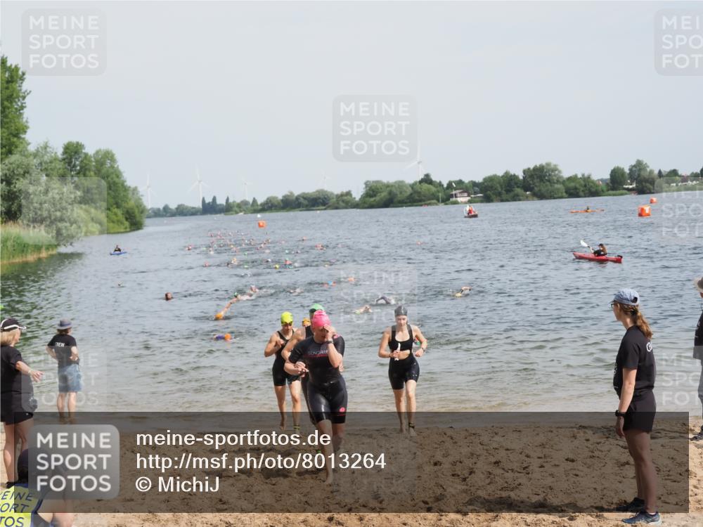 21.06.2025 - 27. Vierlanden-Triathlon MichiJ http://msf.ph/oto/8013264 15.06.2026 10:15:20 Schwimmen 507, 542, 554, 555, 579, 613, 631 meine-sportfotos.de