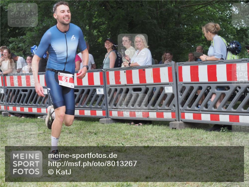 21.06.2025 - 27. Vierlanden-Triathlon KatJ http://msf.ph/oto/8013267 15.06.2025 13:09:59 Ziel 61, 159, 165, 705 meine-sportfotos.de