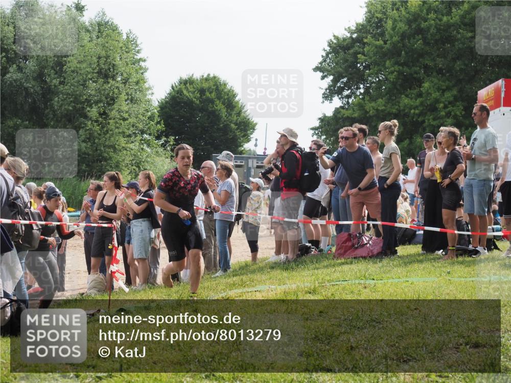 15.06.2025 - 27. Vierlanden-Triathlon KatJ http://msf.ph/oto/8013279 15.06.2025 10:14:47 Schwimmen 546, 559, 608, 609, 615 meine-sportfotos.de