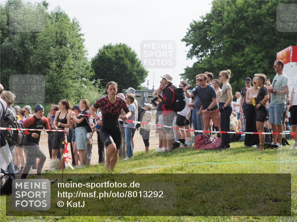 15.06.2025 - 27. Vierlanden-Triathlon KatJ http://msf.ph/oto/8013292 15.06.2025 10:14:47 Schwimmen 546, 559, 608, 609, 615 meine-sportfotos.de
