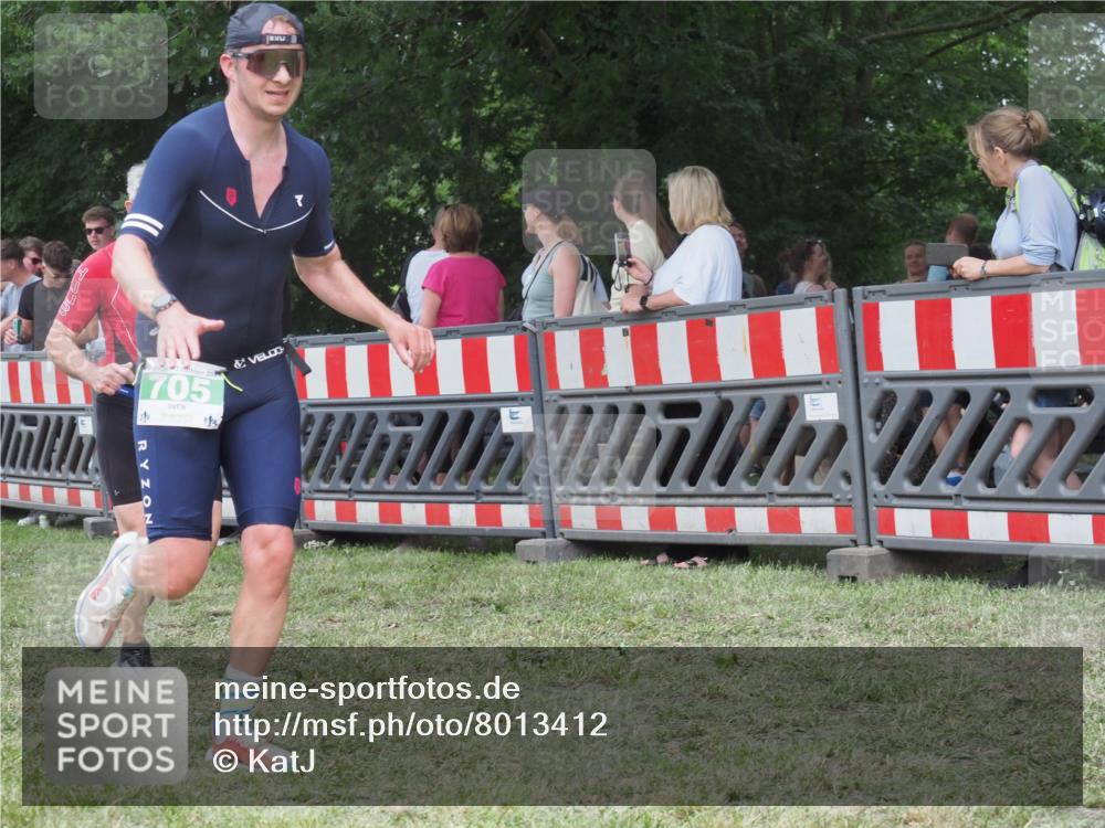 21.06.2025 - 27. Vierlanden-Triathlon KatJ http://msf.ph/oto/8013412 15.06.2025 13:10:04 Ziel 159, 165, 705 meine-sportfotos.de