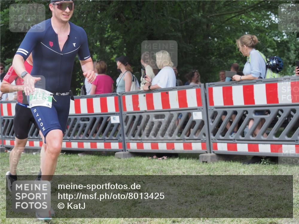 21.06.2025 - 27. Vierlanden-Triathlon KatJ http://msf.ph/oto/8013425 15.06.2025 13:10:04 Ziel 159, 165, 705 meine-sportfotos.de