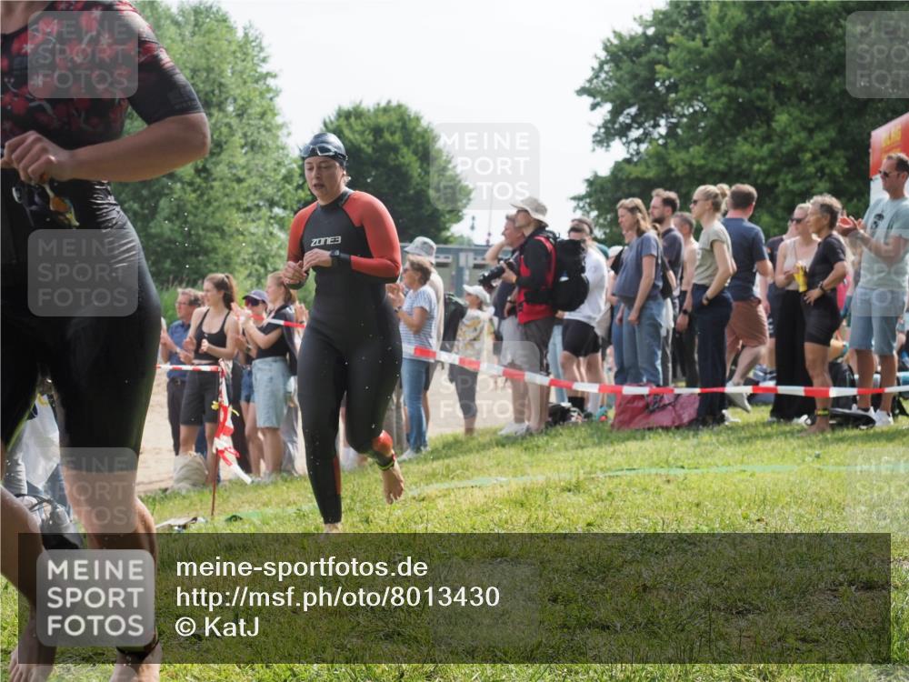 15.06.2025 - 27. Vierlanden-Triathlon KatJ http://msf.ph/oto/8013430 15.06.2025 10:14:49 Schwimmen 546, 559, 593, 608, 609 meine-sportfotos.de