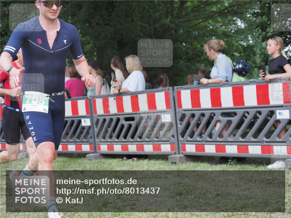 21.06.2025 - 27. Vierlanden-Triathlon KatJ http://msf.ph/oto/8013437 15.06.2025 13:10:04 Ziel 159, 165, 705 meine-sportfotos.de