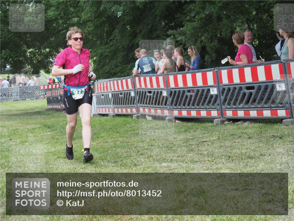 21.06.2025 - 27. Vierlanden-Triathlon KatJ http://msf.ph/oto/8013452 15.06.2025 13:10:38 Ziel 973 meine-sportfotos.de