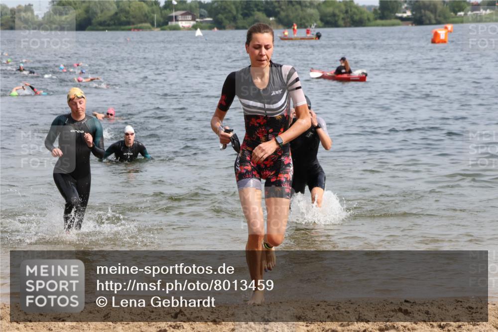 15.06.2025 - 27. Vierlanden-Triathlon Lena Gebhardt http://msf.ph/oto/8013459 15.06.2025 10:13:46 Schwimmen 490, 513, 540, 545, 585, 622 meine-sportfotos.de