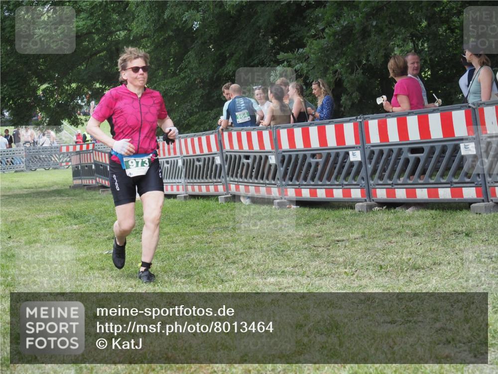 21.06.2025 - 27. Vierlanden-Triathlon KatJ http://msf.ph/oto/8013464 15.06.2025 13:10:38 Ziel 973 meine-sportfotos.de