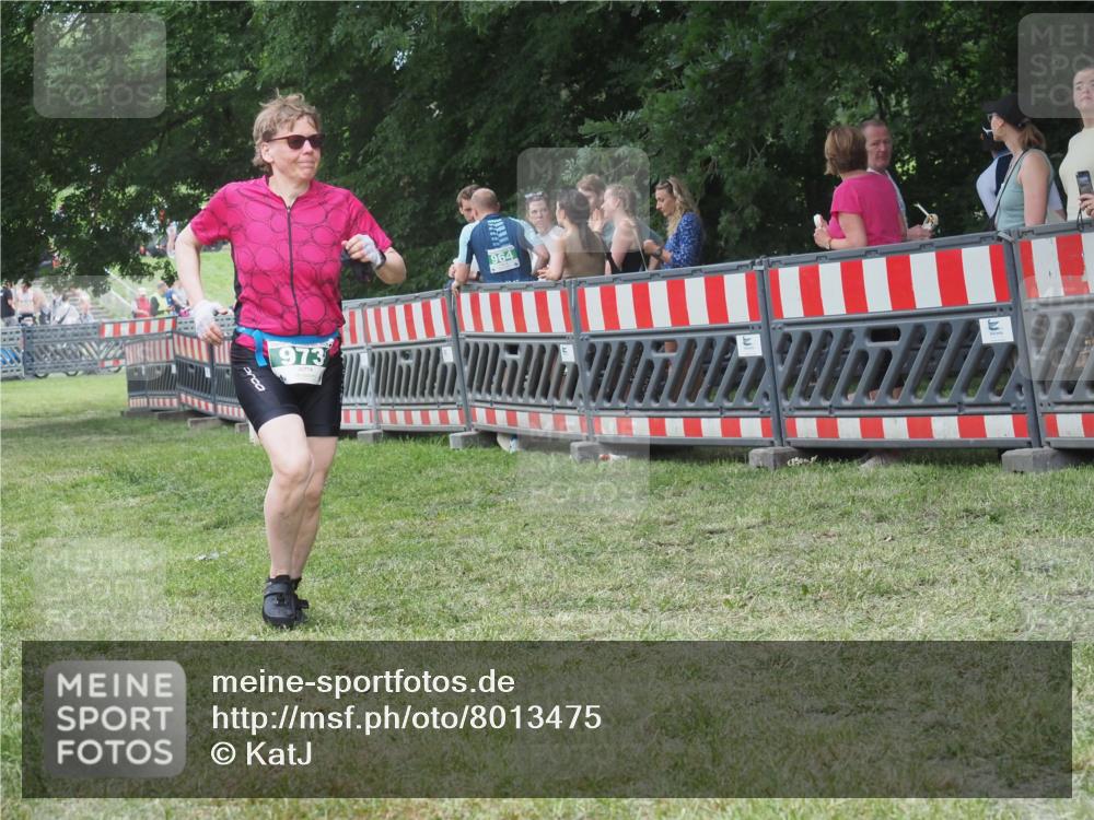 21.06.2025 - 27. Vierlanden-Triathlon KatJ http://msf.ph/oto/8013475 15.06.2025 13:10:38 Ziel 973 meine-sportfotos.de