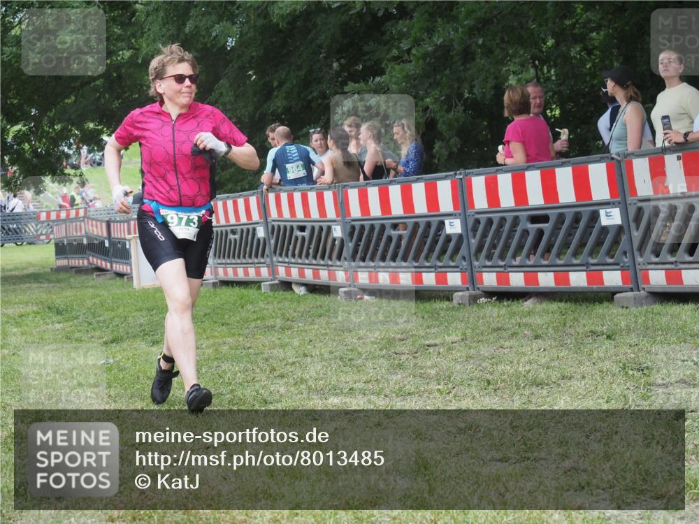 21.06.2025 - 27. Vierlanden-Triathlon KatJ http://msf.ph/oto/8013485 15.06.2025 13:10:39 Ziel 973 meine-sportfotos.de