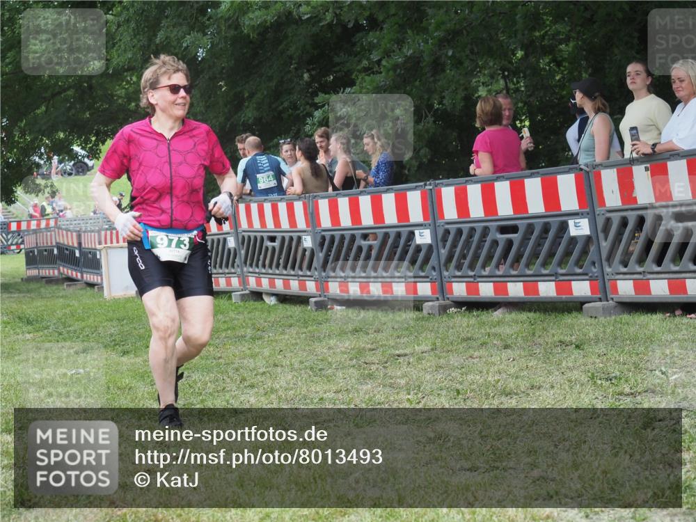 21.06.2025 - 27. Vierlanden-Triathlon KatJ http://msf.ph/oto/8013493 15.06.2025 13:10:39 Ziel 973 meine-sportfotos.de
