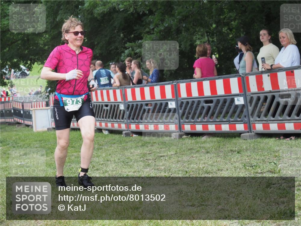 21.06.2025 - 27. Vierlanden-Triathlon KatJ http://msf.ph/oto/8013502 15.06.2025 13:10:39 Ziel 973 meine-sportfotos.de