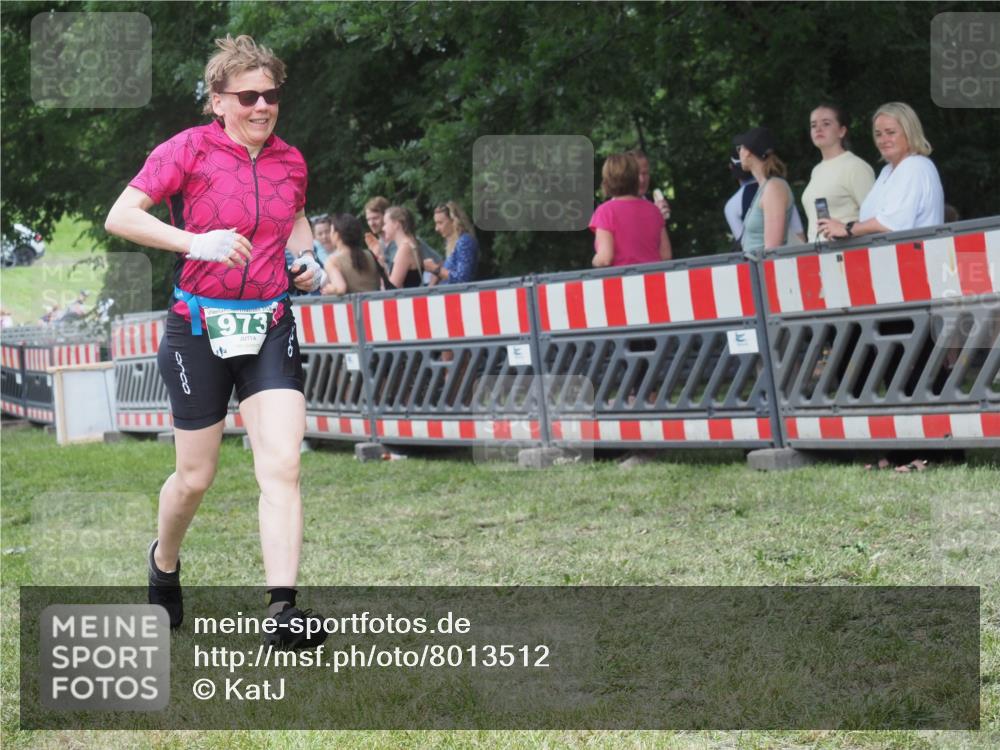 21.06.2025 - 27. Vierlanden-Triathlon KatJ http://msf.ph/oto/8013512 15.06.2025 13:10:39 Ziel 973 meine-sportfotos.de