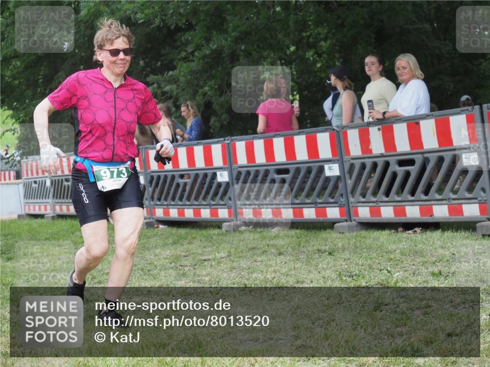 21.06.2025 - 27. Vierlanden-Triathlon KatJ http://msf.ph/oto/8013520 15.06.2025 13:10:39 Ziel 973 meine-sportfotos.de