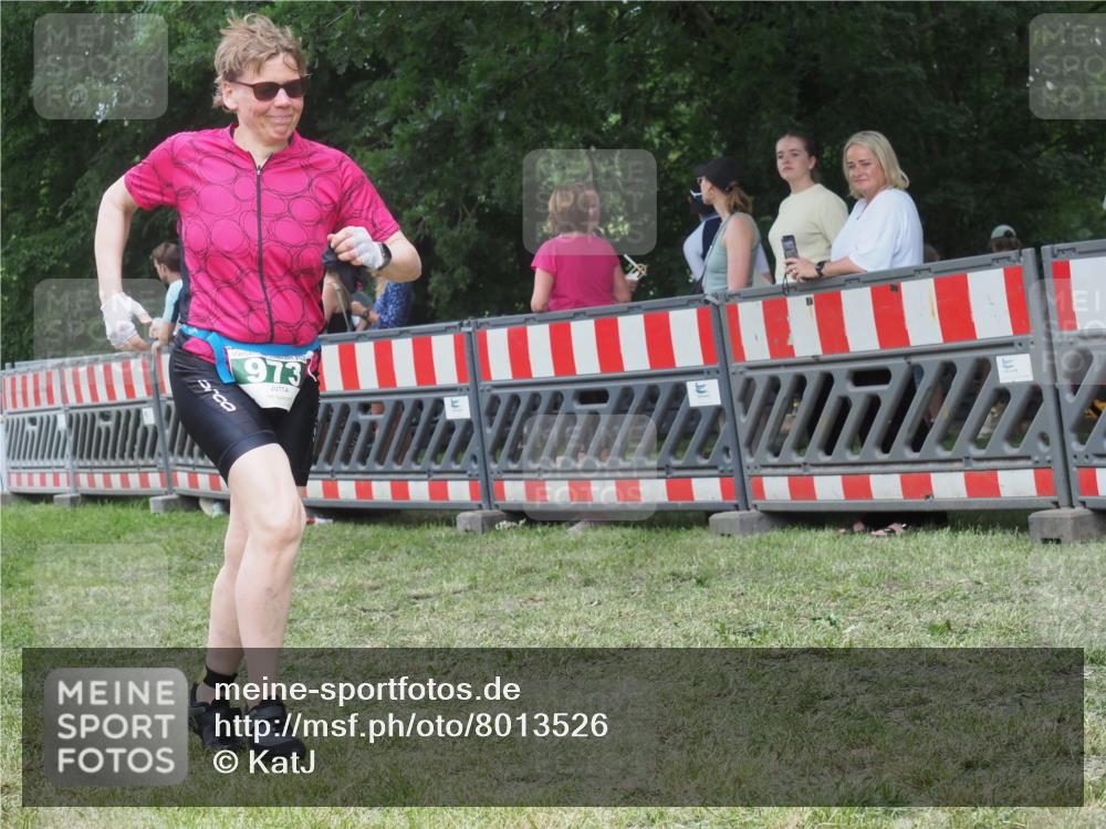 21.06.2025 - 27. Vierlanden-Triathlon KatJ http://msf.ph/oto/8013526 15.06.2025 13:10:39 Ziel 973 meine-sportfotos.de