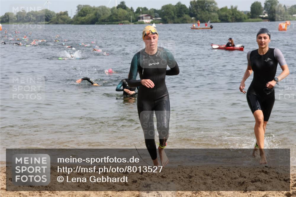15.06.2025 - 27. Vierlanden-Triathlon Lena Gebhardt http://msf.ph/oto/8013527 15.06.2025 10:13:48 Schwimmen 472, 490, 513, 540, 545, 585, 622 meine-sportfotos.de