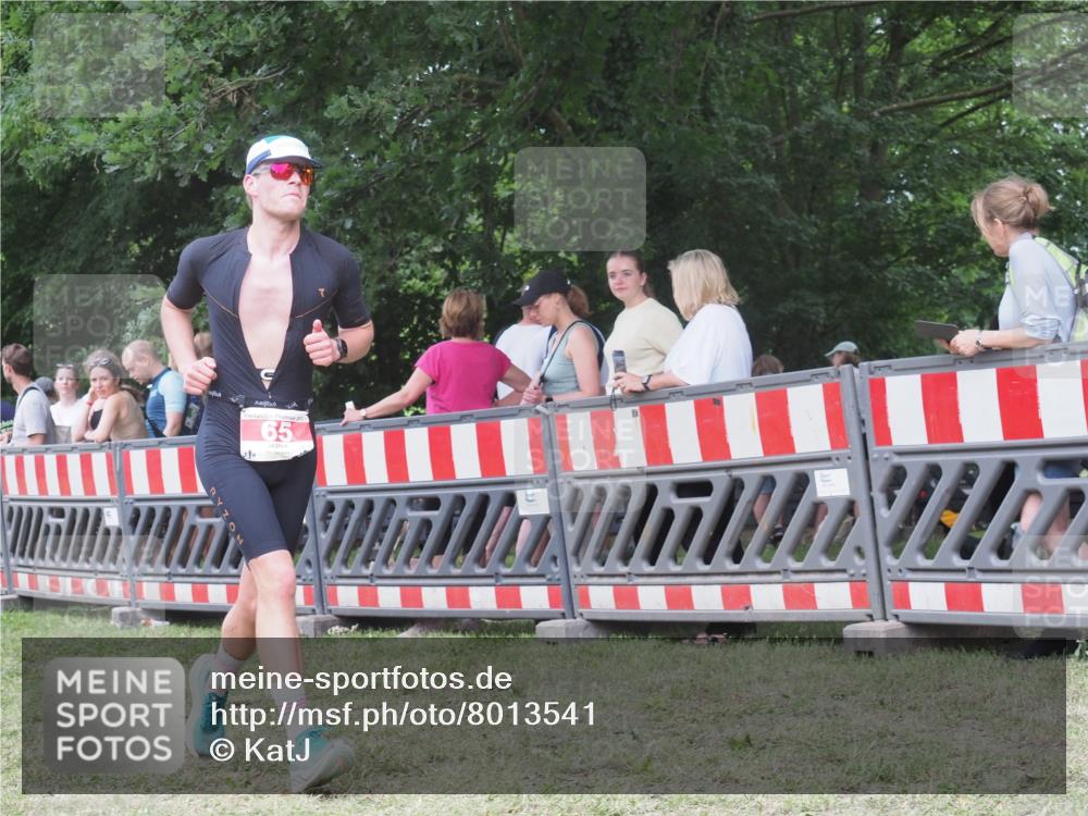 21.06.2025 - 27. Vierlanden-Triathlon KatJ http://msf.ph/oto/8013541 15.06.2025 13:10:58 Ziel 65, 797 meine-sportfotos.de