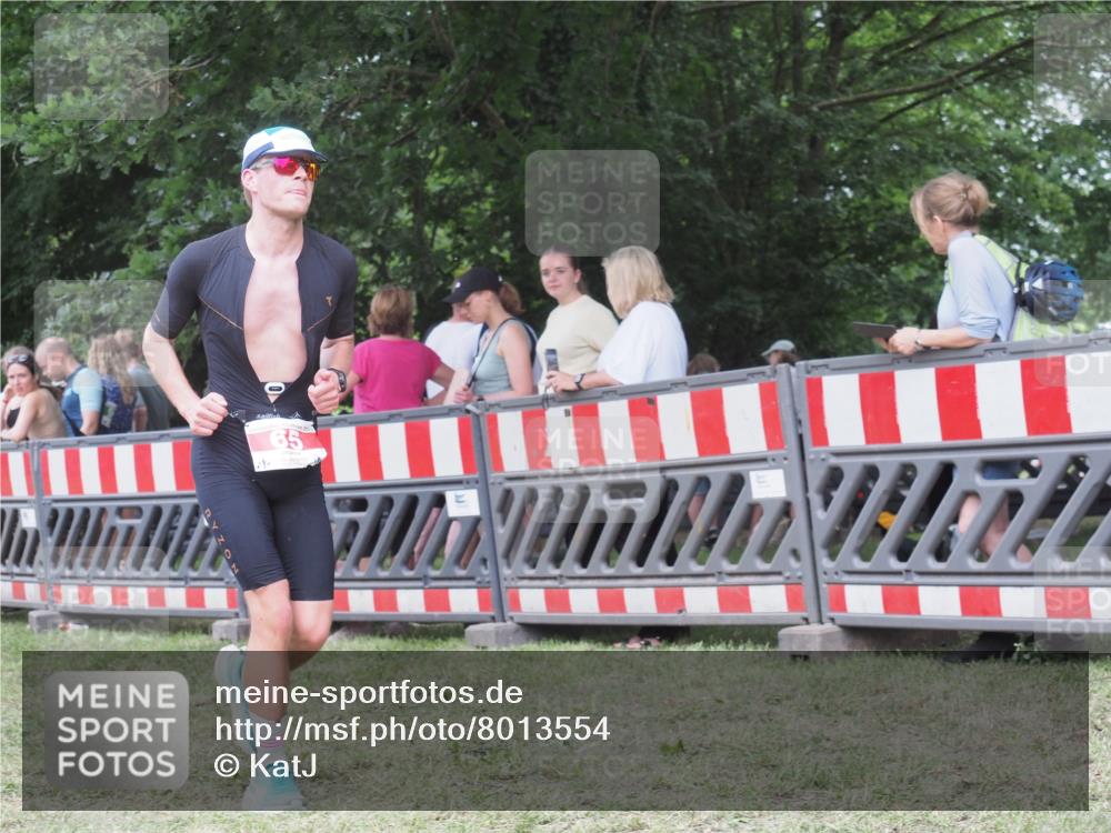 21.06.2025 - 27. Vierlanden-Triathlon KatJ http://msf.ph/oto/8013554 15.06.2025 13:10:59 Ziel 65, 797 meine-sportfotos.de