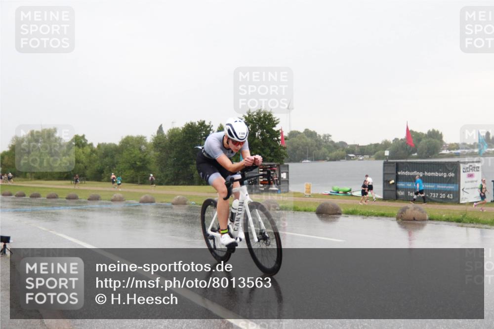 21.06.2025 - 27. Vierlanden-Triathlon H.Heesch http://msf.ph/oto/8013563 15.06.2025 13:42:30 Radfahren 1189 meine-sportfotos.de