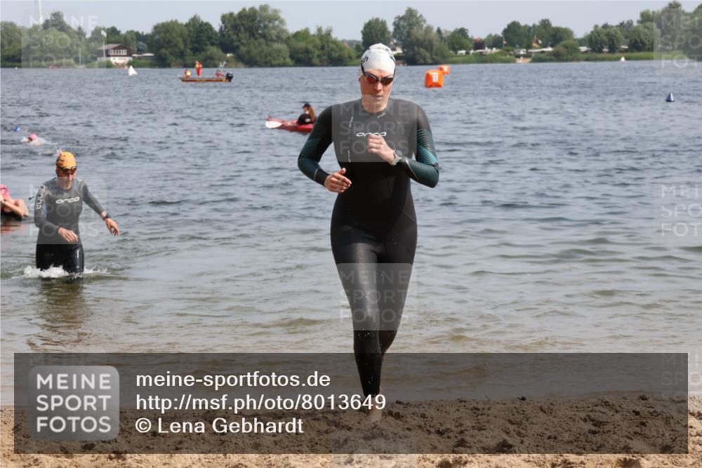 15.06.2025 - 27. Vierlanden-Triathlon Lena Gebhardt http://msf.ph/oto/8013649 15.06.2025 10:13:56 Schwimmen 472, 475, 490, 513, 540 meine-sportfotos.de