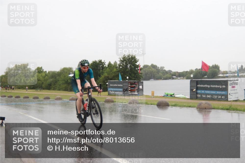 21.06.2025 - 27. Vierlanden-Triathlon H.Heesch http://msf.ph/oto/8013656 15.06.2025 13:46:06 Radfahren 1198, 1218 meine-sportfotos.de