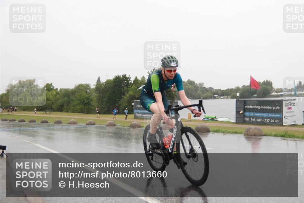 21.06.2025 - 27. Vierlanden-Triathlon H.Heesch http://msf.ph/oto/8013660 15.06.2025 13:46:06 Radfahren 1198, 1218 meine-sportfotos.de