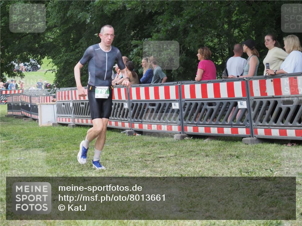 21.06.2025 - 27. Vierlanden-Triathlon KatJ http://msf.ph/oto/8013661 15.06.2025 13:11:07 Ziel 797 meine-sportfotos.de