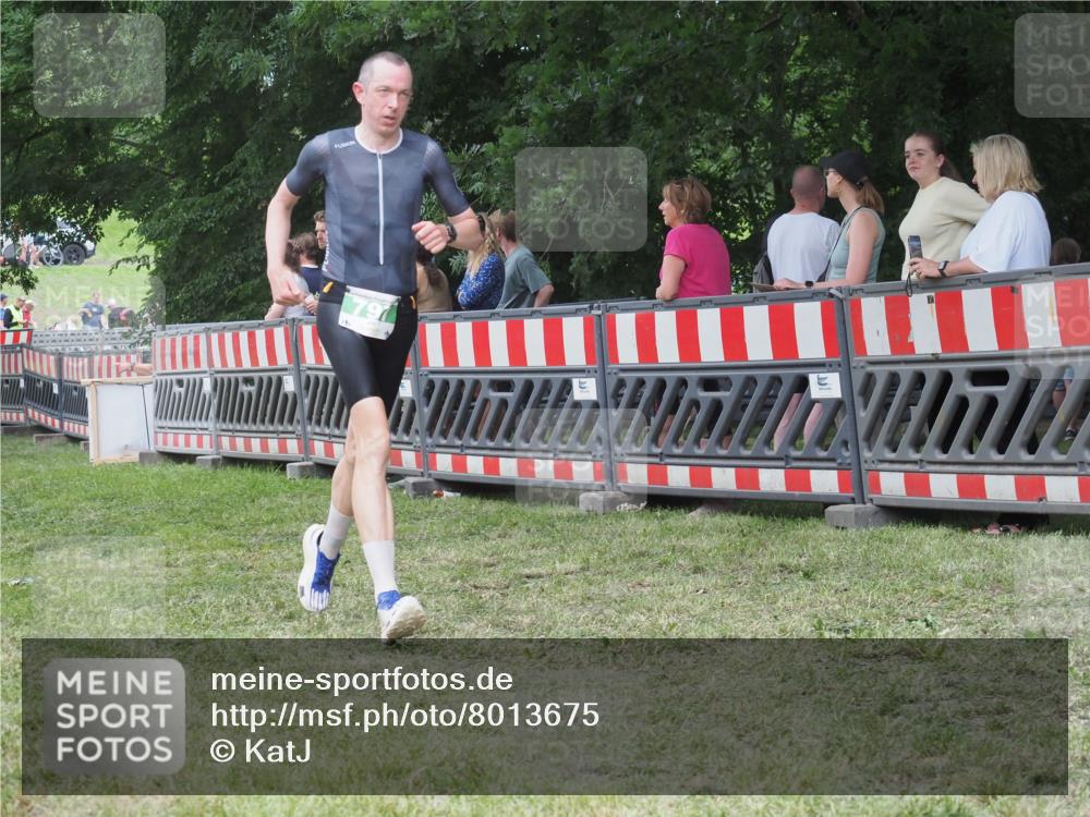 21.06.2025 - 27. Vierlanden-Triathlon KatJ http://msf.ph/oto/8013675 15.06.2025 13:11:07 Ziel 797 meine-sportfotos.de