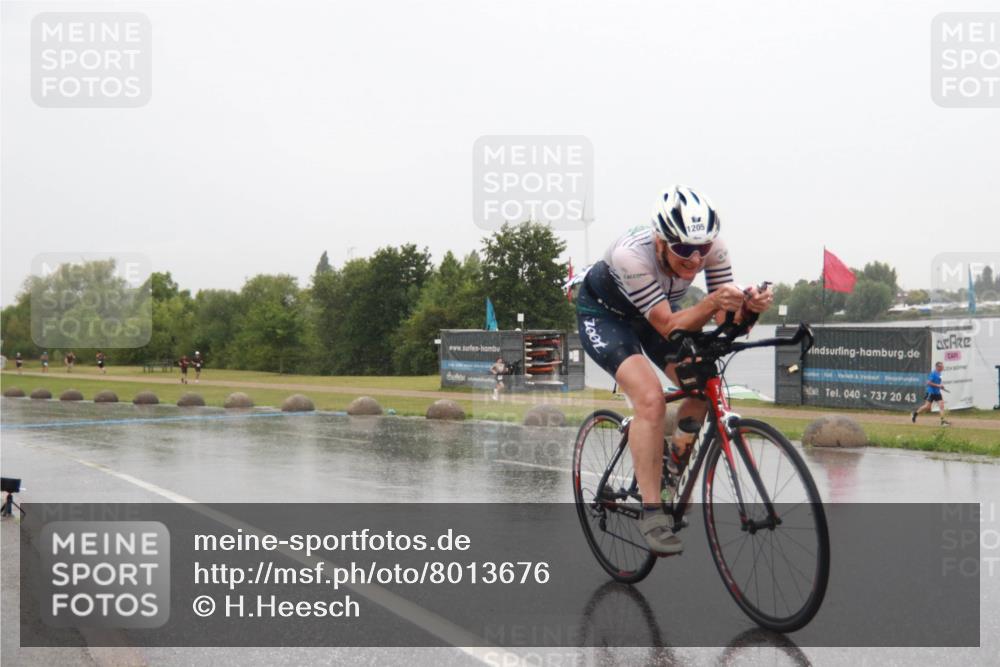 21.06.2025 - 27. Vierlanden-Triathlon H.Heesch http://msf.ph/oto/8013676 15.06.2025 13:46:15 Radfahren 1205, 1217 meine-sportfotos.de