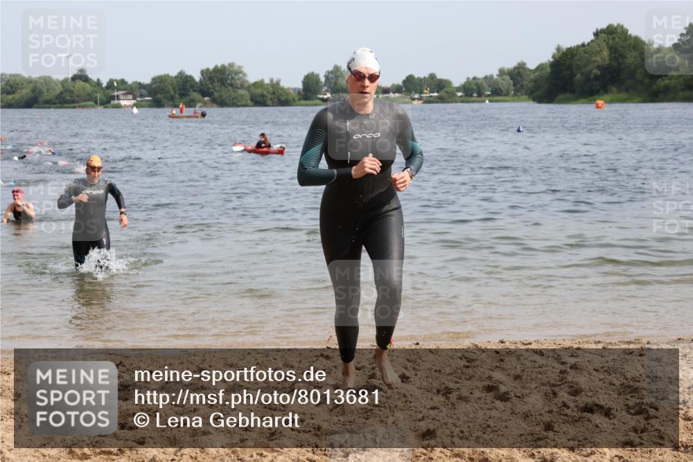15.06.2025 - 27. Vierlanden-Triathlon Lena Gebhardt http://msf.ph/oto/8013681 15.06.2025 10:13:57 Schwimmen 472, 475, 490, 513, 540 meine-sportfotos.de