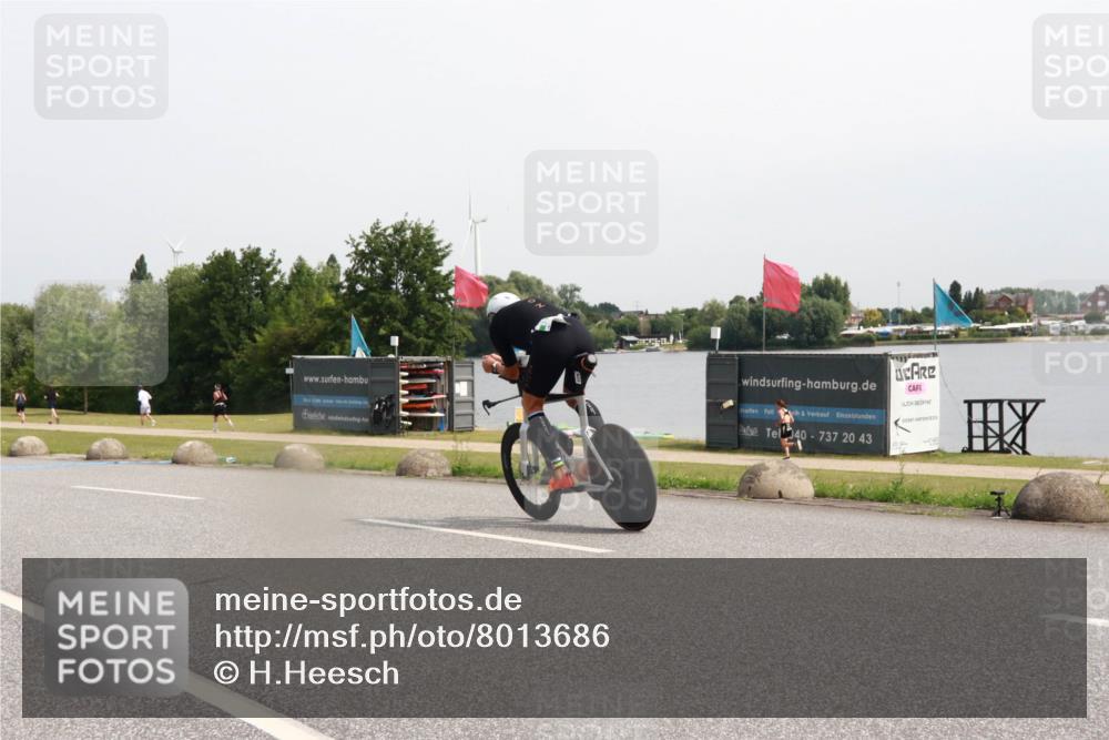 15.06.2025 - 27. Vierlanden-Triathlon H.Heesch http://msf.ph/oto/8013686 15.06.2025 11:10:09 Radfahren 130, 210, 751 meine-sportfotos.de
